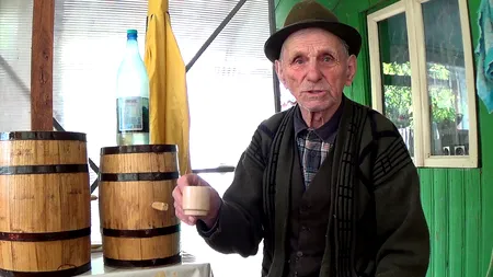 Viața la 102 ani, în munții Buzăului. „Legendarul” Gică Baciu, exemplu de vitalitate, muncește cât e ziua de mare