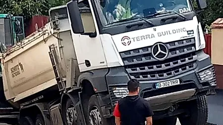 Incredibil: Un camion s-a scufundat în asfalt la Cisnădie