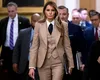 În linie dreaptă: Ce semnifică noua obsesie a Melaniei Trump pentru vestimentația bărbătească