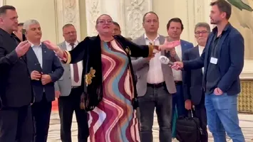 VIDEO | Scandal pe holurile Parlamentului: Diana Șoșoacă l-a acuzat de trădare pe Siegfried Mureșan, apoi s-a luat de o jurnalistă