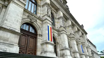 Bărbat trimis în judecată pentru promovarea simbolurilor fasciste, după ce a vandalizat o sinagogă din București