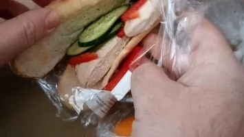 Jaf din banii elevilor: Sandvișuri de 5 lei decontate cu 15 lei. Primarii ocolesc SICAP pentru a servi „firmele de casă”