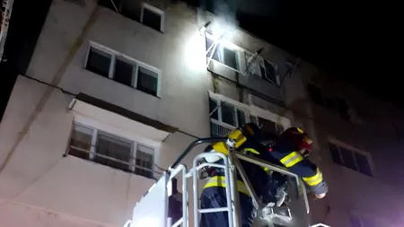 Intervenție la înălțime: un bărbat din Giurgiu a fost salvat de pompieri de pe acoperișul unui bloc - Video