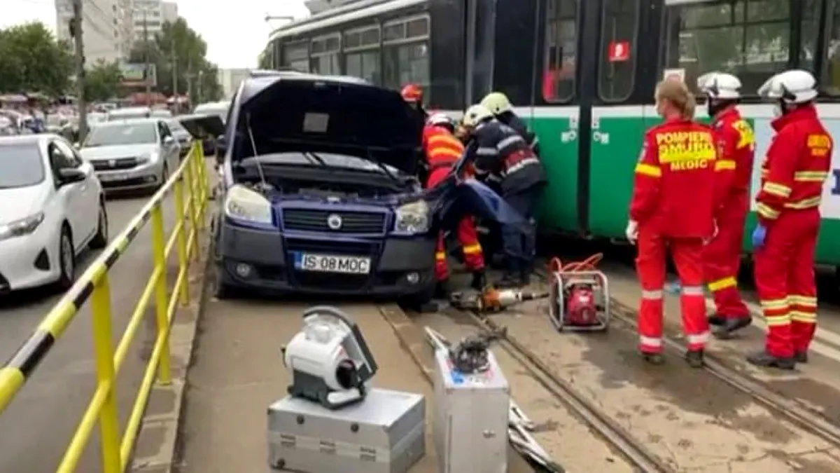 Tramvai deraiat în urma unui accident, cel puțin o victimă