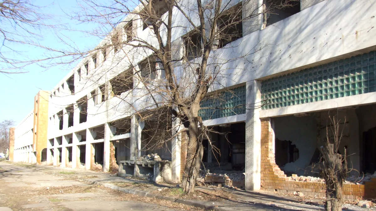 A devenit o grămadă de moloz și fosta Fabrică de Reparat Avioane de la Galați