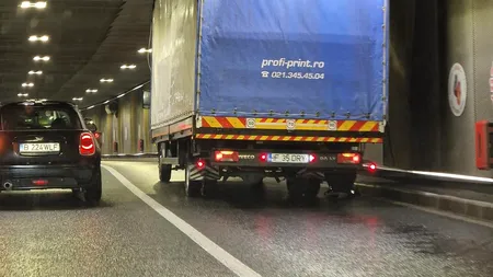 Încă un camion a rămas blocat în pasajul Unirii (video)
