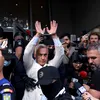 Călin Georgescu, la o săptămână după reținerea de la DIICOT, escortat în istanță de bodyguarzi. Fanii au scandat „Călin, nevinovat!”