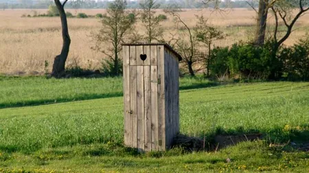 Câți români au încă toaleta în curte? România încă stă prost la acest capitol
