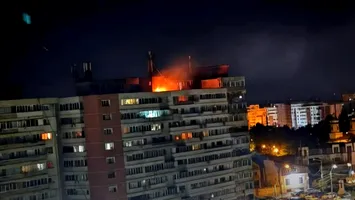 Dronă rusească prăbușită pe un bloc din Galați: explozie, incendiu și zeci de persoane evacuate FOTO/VIDEO