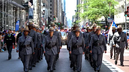 New York riscă o criză a polițiștilor și pompierilor: o treime dintre ei refuză vaccinarea obligatorie ce i-ar putea costa slujbele