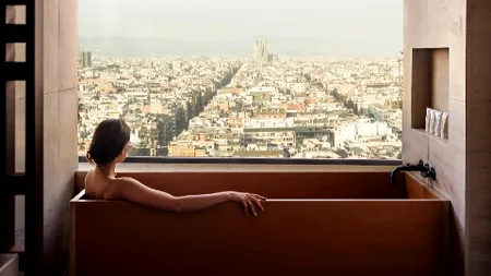 Șampanie, recepționeri personali și nisip adus la comandă pentru o plajă privată: cum călătoresc ultra-bogații planetei