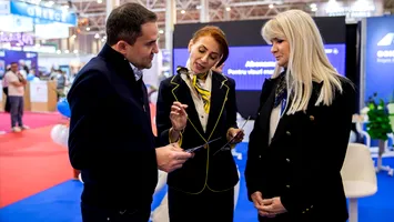 Ministrul Transporturilor, vizită la standul TAROM: Bilete de la 21 de euro și premii la „Roata Norocului”