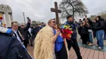 Diana Șoșoacă, marș cu crucea în mână prin Cetatea Alba Iulia: Ziua Națională, marcată de sloganuri politice și tensiuni (VIDEO)