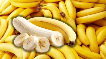 Greșeala făcută de aproape toți când curăță o banană. Ce rol au firele albe lipite de fruct