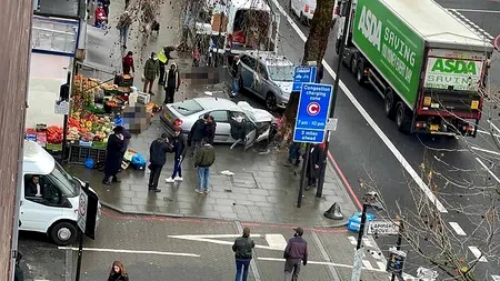 O mașină a intrat în plin într-un grup de pietoni aflați pe trotuar în nordul Londrei