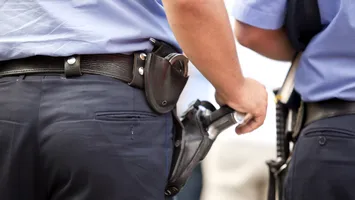 Polițiștii au împușcat un bărbat care își agresa partenera