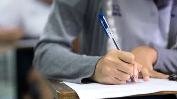 Bacalaureat 2025. Peste 100.000 de elevi susțin astăzi examenul la Limba și literatura română