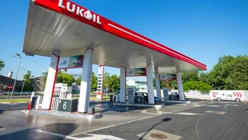 Motorină pentru Moscova: Lukoil a primit, în ultimul an, contracte de milioane de lei de la autorități românești