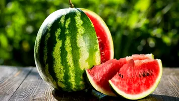 Pericolul ascuns din cel mai iubit fruct al verii. Specialiștii spun cine nu are voie să consume pepene verde