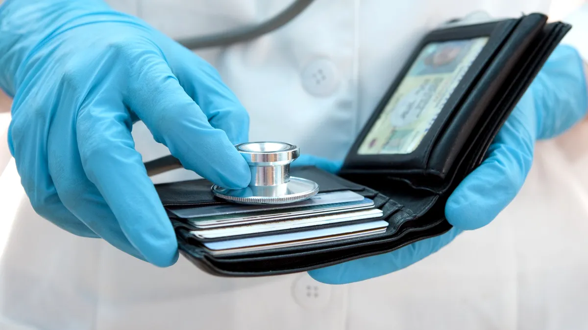 Scandalos: Lista MEDICILOR care și-ar fi împărțit bani între ei
