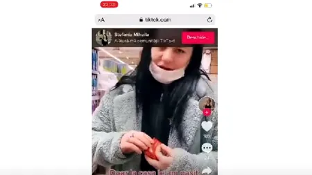VIDEO O tânără înțeapă prezervativele dintr-un supermarket, apoi le pune înapoi pe raft