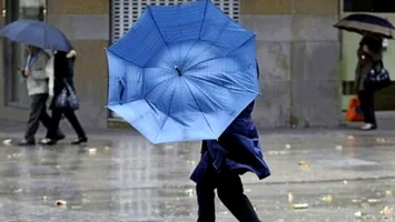 Este Cod galben de vânt în aproape toată țara. Unde se anunță și precipitații