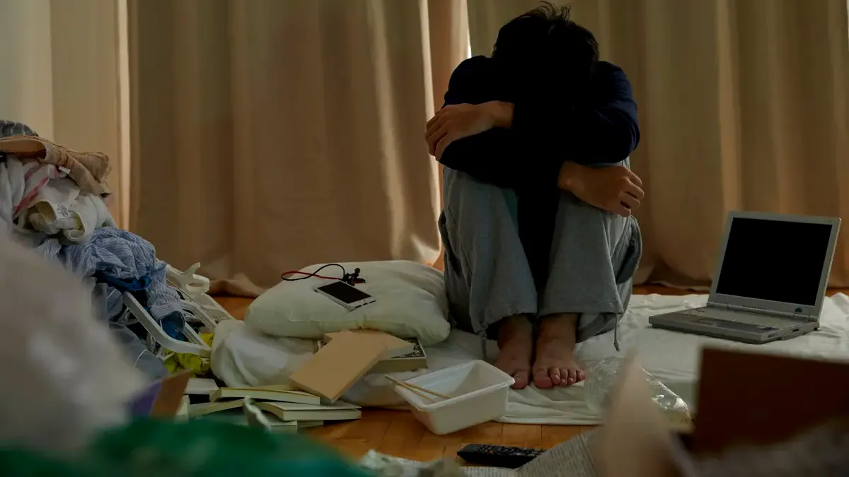 Fenomenul Hikikomori ajunge și în România: tineri care se izolează complet în propria cameră