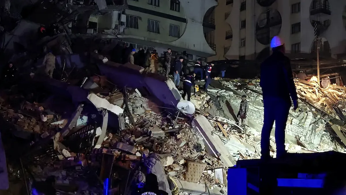 Cutremur Turcia. Bilanțul deceselor se ridică la aproape 5.000 de oameni
