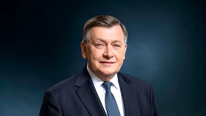 Crin Antonescu, fostul prinț al PNL, trage cu praștia în Bolojan: partidul mort, Mesia liberal și ranchiuna de lux