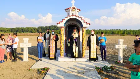Au fost instalate primele cruci la groapa comună de la lagărul „Salcia”, din Insula Mare a Brăilei