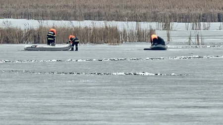 Trei pescari au căzut în apă, după ce gheața a cedat sub greutatea lor. Misiune dificilă de salvare