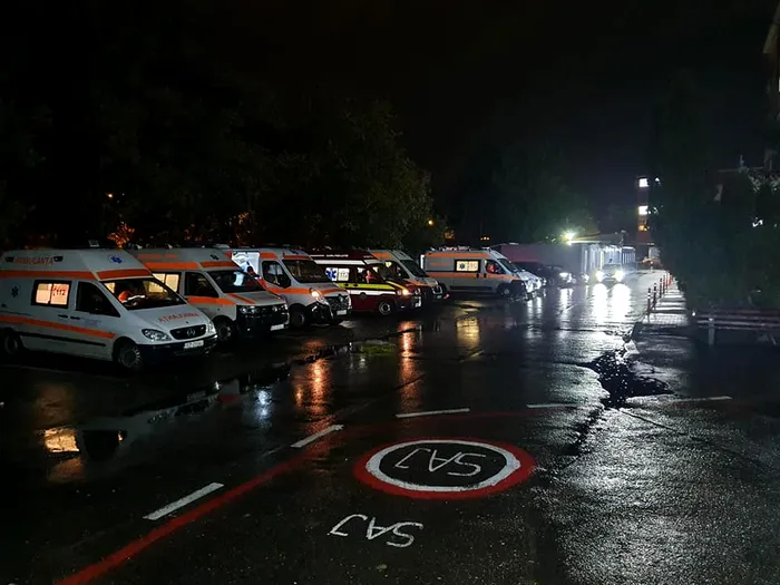 Ambulanțe la Spitalul Județean Buzău, sursa: Facebook/Gabriel Avrămescu