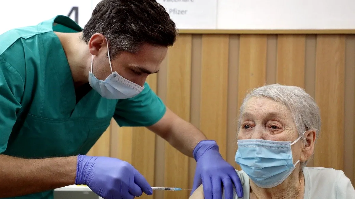 EMA examinează efectele secundare ale tuturor vaccinurilor contra COVID-19