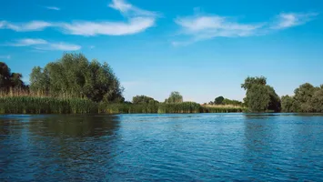Ambarcațiune cu turiști la bord, răsturnată în Delta Dunării. O persoană decedata, trei dispărute și patru în stare critică, inclusiv un copil