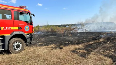 Incendiu de amploare în Buftea. Circulaţia trenurilor se desfășoară pe un singur fir VIDEO
