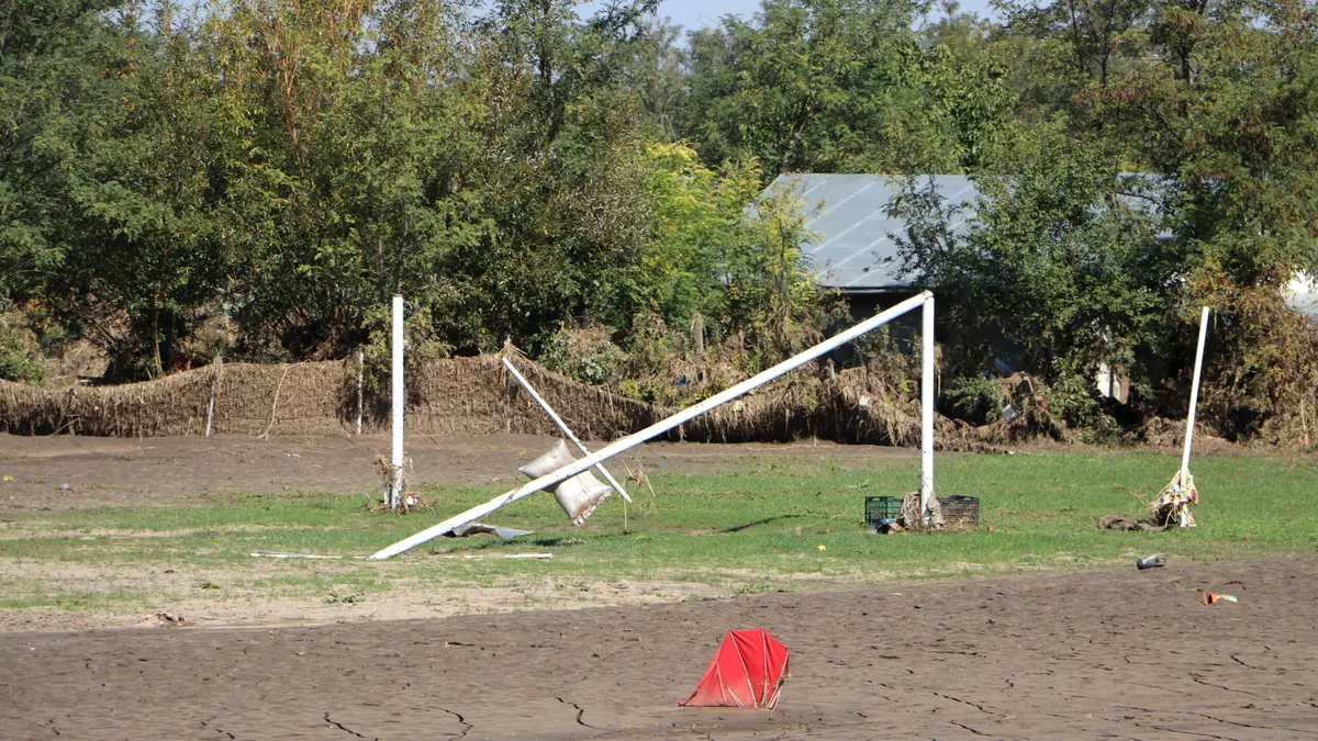 Teren de fotbal din Galați, devastat de viitură: Ca după bombardament! Nici barele porții nu au mai rămas în picoare