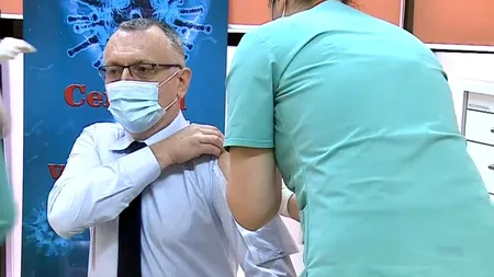 Foto Ministrul Cîmpeanu s-a dus la vaccinare cu o cămașă inedită. Care este explicația oficialului
