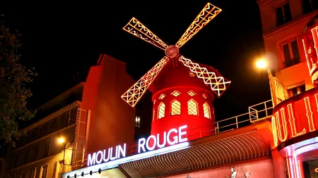 Șoc la Paris: A căzut celebra morișcă de vânt de pe cabaretul Moulin Rouge
