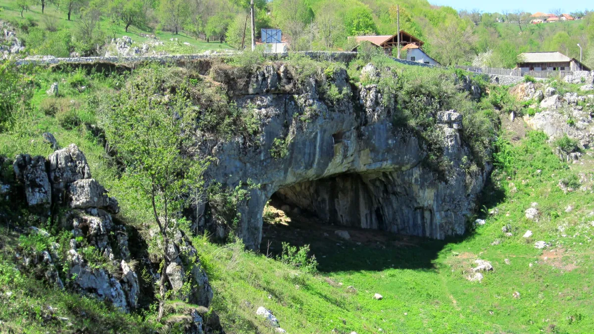 Turism cu iz de legendă în Mehedinți: Podul lui Dumnezeu și peștera comorilor