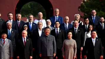 Dăncilă Și Năstase în China: la o gustărică și o poză cu dictatorii