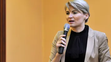 Legenda muncii fără pauză revine. Andreea Paul Vass, cea mai harnică femeie, favorită la Educație
