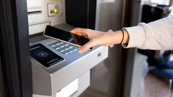 Se schimbă bancomatele. Noi reguli pentru români din 28 iunie