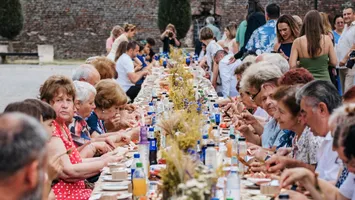 România va intra în Cartea Recordurilor cu o masă lungă de 2,7 km – Masa care Unește