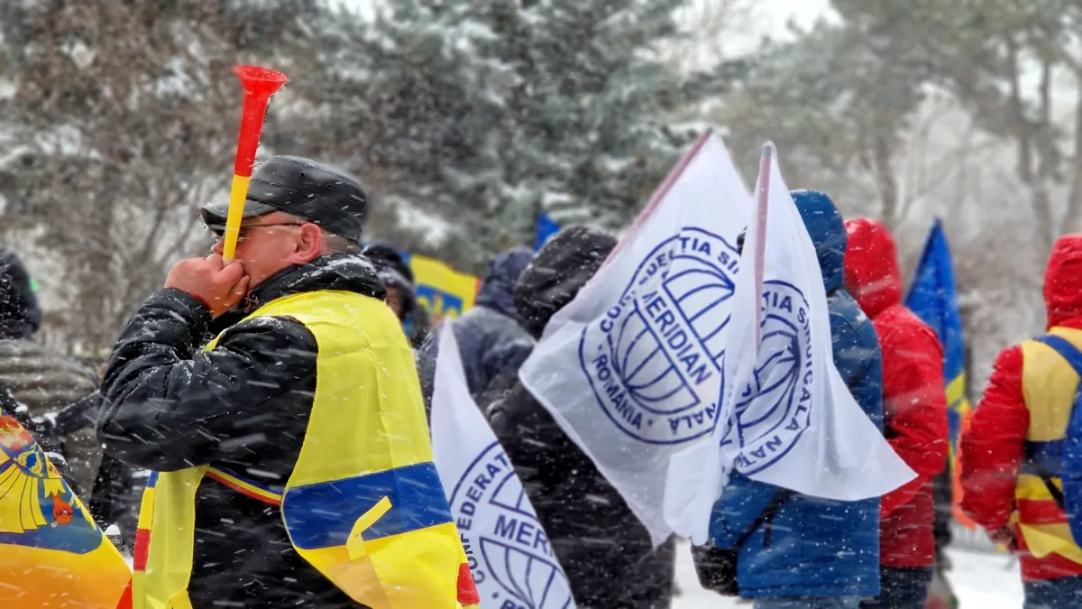 Ninge și se protestează: Ceferiștii ies în stradă împotriva anulării a 200 de trenuri zilnice