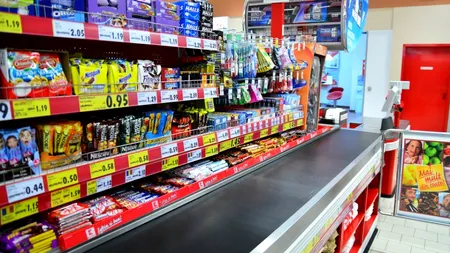 Un bărbat și fiul său, bătuți fără milă într-un supermarket din București