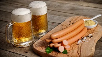 Ce mâncăm, de fapt, cu muștar? Cremvurști, cremvuști, crenvuști sau crenvurști?