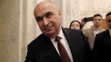 Carburanții nu se ieftinesc încă. Bolojan spune că reducerea accizei mai așteaptă