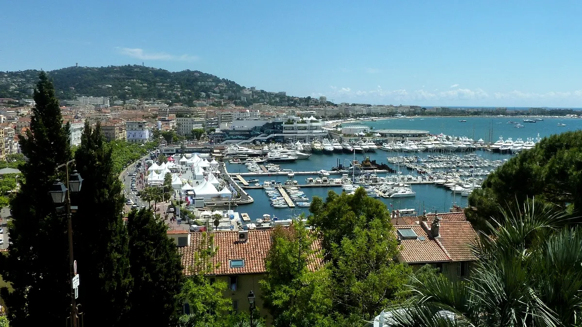 Hoții au spart vila din Cannes a emirului Qatarului