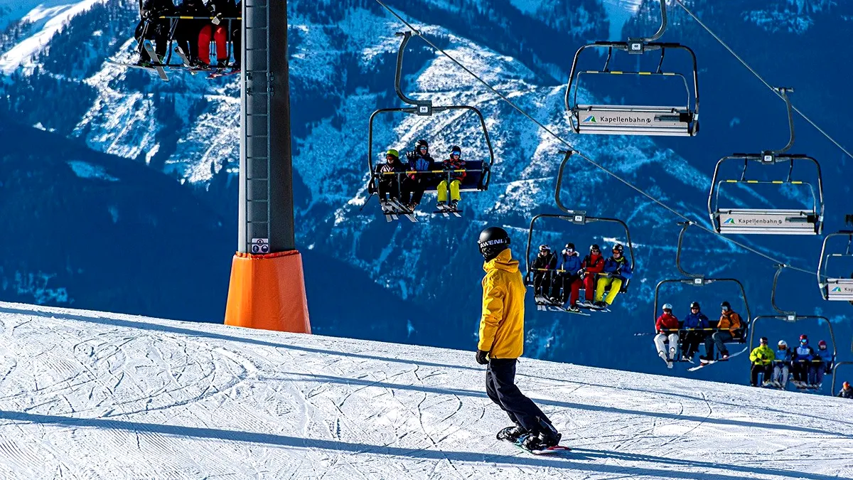Bulgarii își atrag turiștii, noi îi alungăm. Cât costă un Revelion la munte în Bulgaria și în România