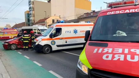 Accident în Cluj. O mașină a lovit un microbuz. Doi copii, de 3 și 5 ani, au ajuns la spital